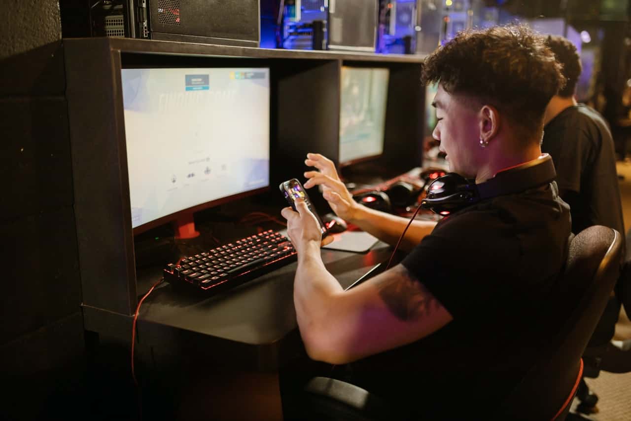 Gamer on Mobile Gamer on Mobile